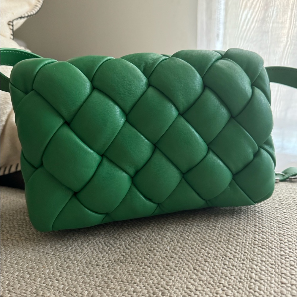 Green crossbody purse..
